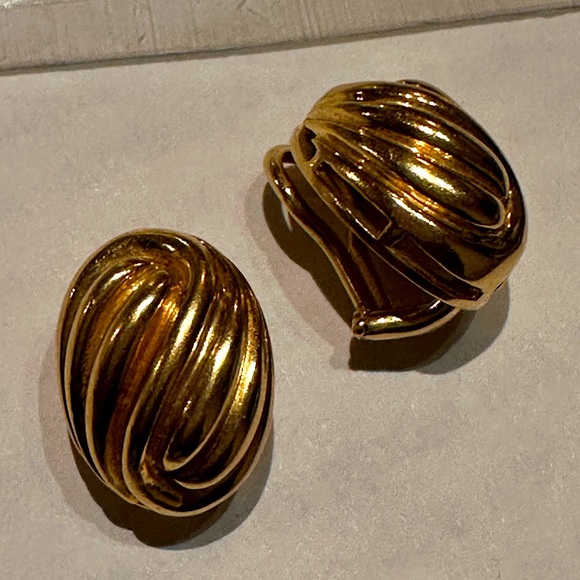 Vintage 1970s Tiffany & Co. earrings in 18k yellow gold. With Omega clip backs - Picture 3 of 6